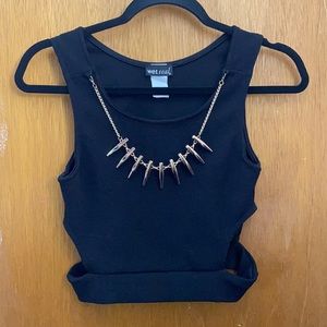 Cute Black Crop Top W Gold Necklace